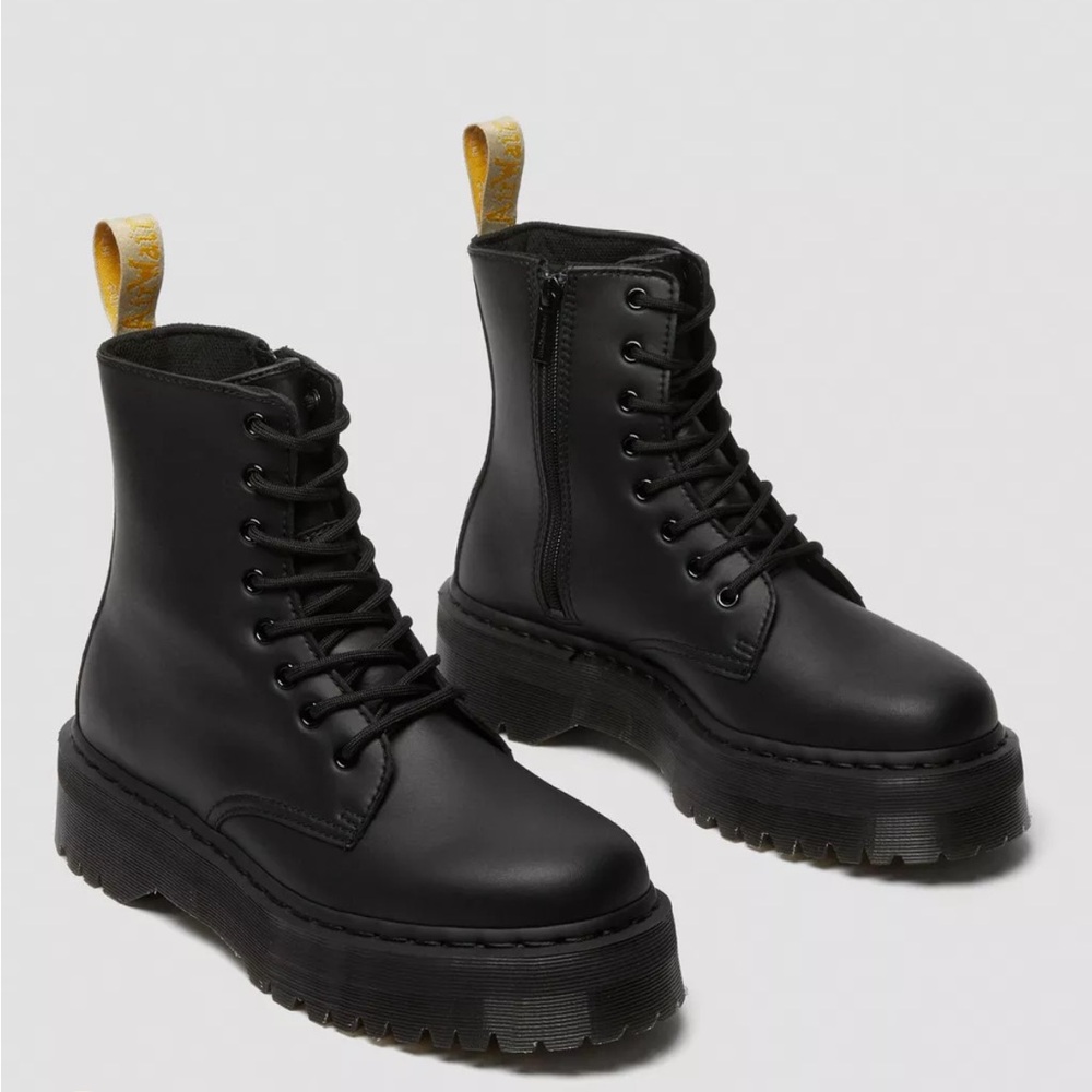 Dr. Martens platform boot women’s 6